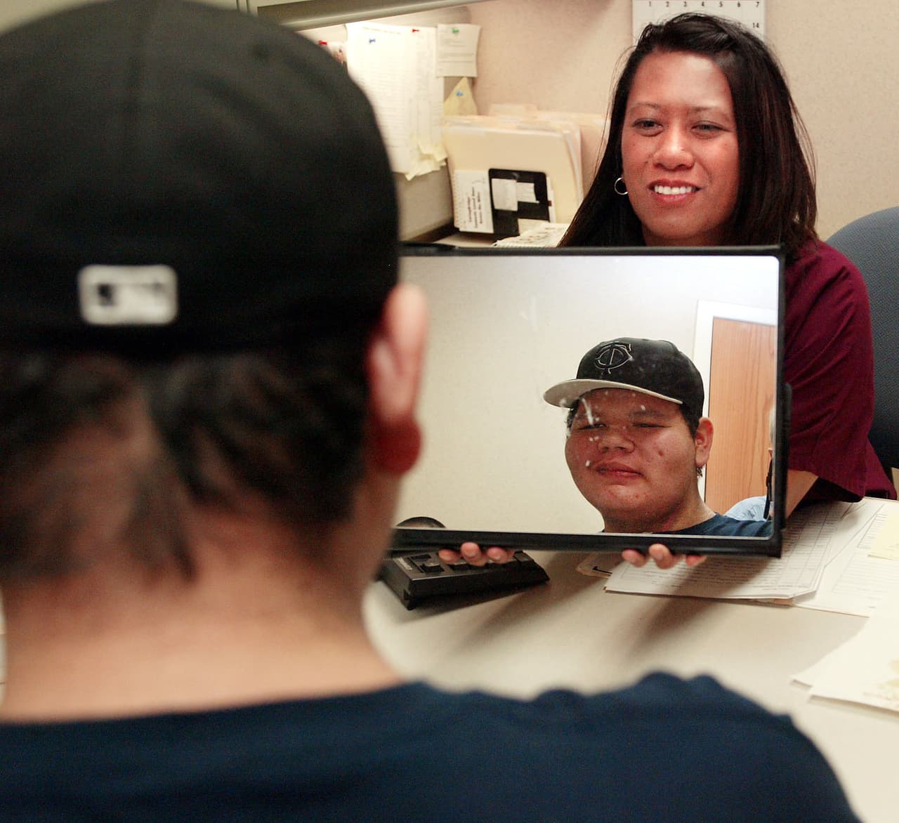 <b>2005. Escuela de una reserva indígena en Red Lake, Minnesota. </b>El nieto de 16 años de un oficial de policía de la tribu, Jeffrey Weise, asesinó a su abuelo y a la novia de su abuelo en su casa. Tomó las armas, el chaleco antibalas y el auto policial de su abuelo y condujo hasta la secundaria Red Lake donde había sido estudiante. Entró y mató a siete personas, cinco alumnos, un maestro y el guardia de seguridad. Al comenzar el enfrentamiento con las autoridades se suicidó. En la fotografía, uno de los sobrevivientes, Jeffrey May, en su terapia de rehabilitación. 21 de marzo de 2005.Crédito: Ap
<br>