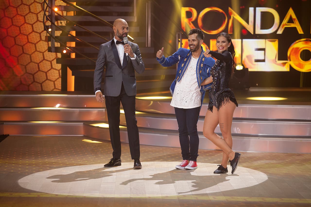 El quinto duelo enfrentó a los colombianos Greeicy Rendón y Mike Bahía, quienes son pareja en la vida real. La actriz y el cantante demostraron que, aunque comparten una vida juntos, en la pista de baile compiten entre sí. El ritmo para su primer enfrentamiento fue el swing.
<br>