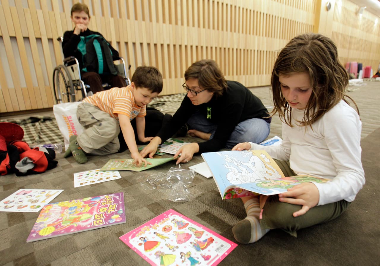 Creen arte juntos, de cualquier tipo. Pinten, recorten, usen crayolas, lápices de colores, pasteles, pedazos de papel, madera, o lo que tenga a su alcance para que 
<b>el niño pueda crear con espacio y libertad</b> sin ser juzgado, fuera del espacio escolar y por puro gozo.