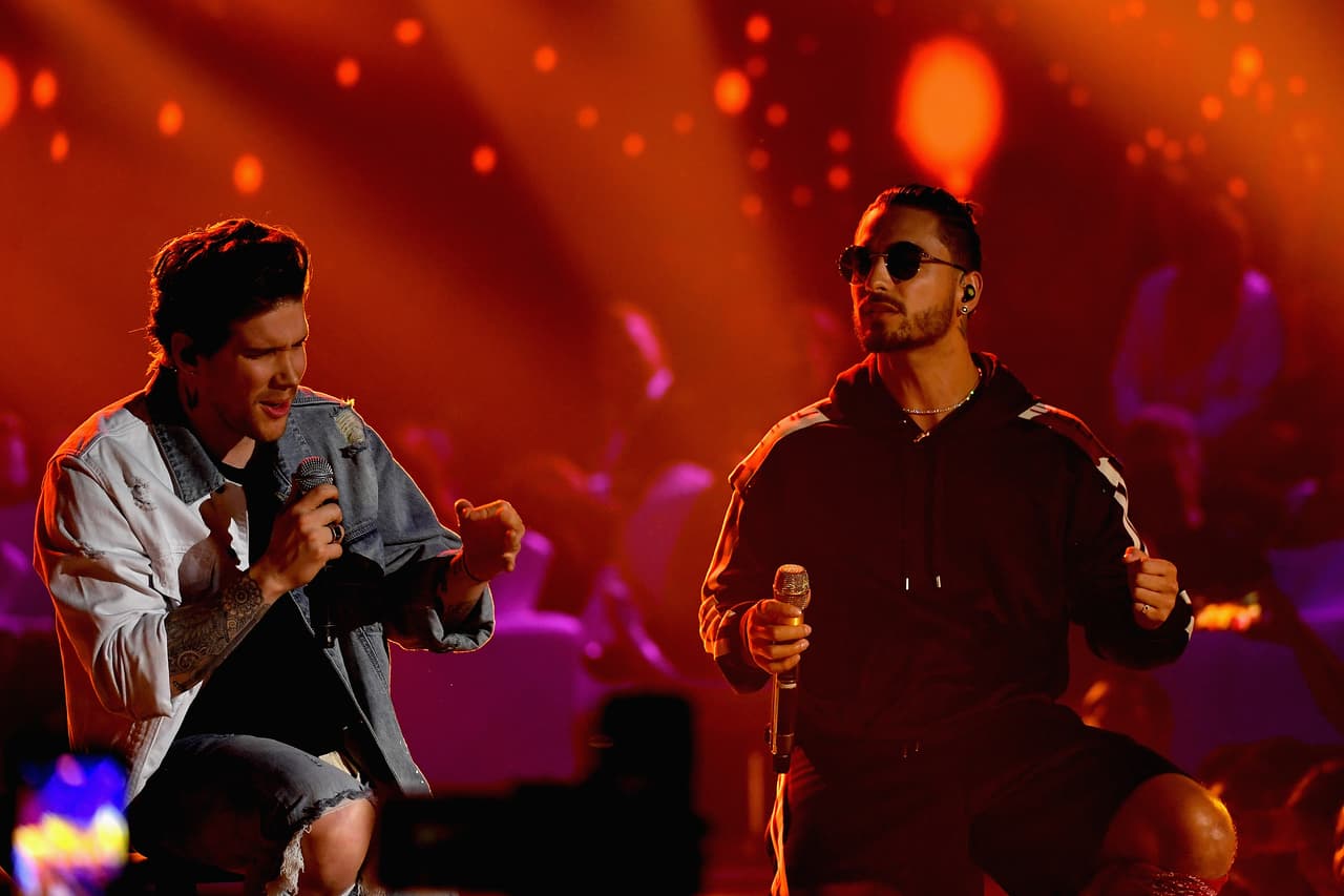 A principios de 2018, Juan Luis Londoño, su nombre real, unió su voz a la del grupo colombiano Piso 21 con la canción 'Me Llamas'. Además de cantar juntos, recientemente los intérpretes se reencontraron en la versión mexicana del programa La Voz.