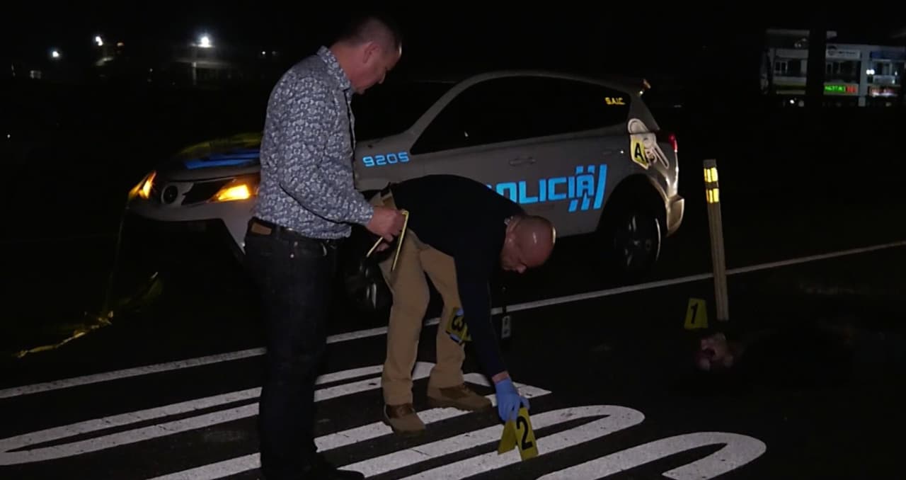 El oficial conducía su vehículo Toyota, Tacoma, color gris del año 2011 en compañía de su esposa, su hija y sus padres, mientras que el occiso conducía un Suzuki, Steem, color azul, año 1995.