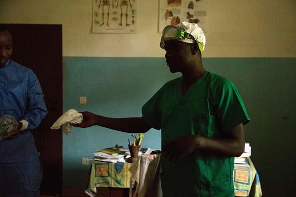 No es una enfermedad nueva: fue identificada por primera vez a finales de los años cincuenta y es 
<b>endémica en África occidenta</b>l, pero el hecho de que se estén reportando múltiples brotes atípicos simultáneamente en países occidentales preocupa a las autoridades sanitarias, que 
<b>temen haya nuevas dinámicas de transmisión del virus </b>y que este lleve tiempo circulando silenciosamente entre las comunidades.