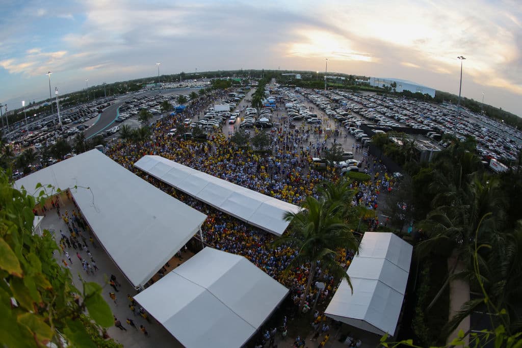 Una mirada desde el aire permite apreciar bien la gran cantidad de personas que se dieron cita para el partido en el estadio Hard Rock, donde se esperaban 65,000 espectadores.