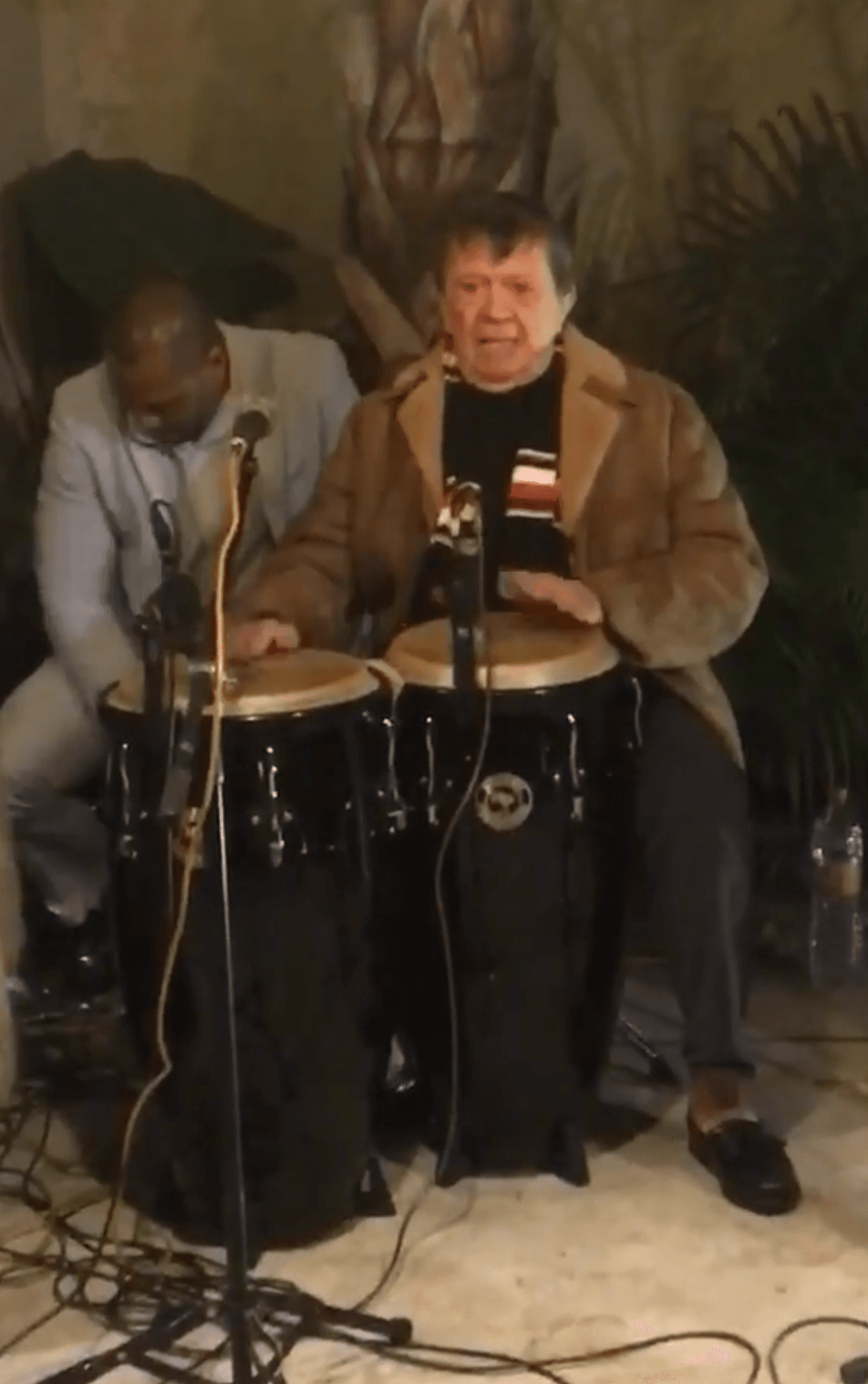 'Chabelo' acudió a una preposada con varios famosos, y en cuanto vio al grupo cubano que amenizaría la reunión, de inmediato se colocó en los timbales y elevó el ambiente.