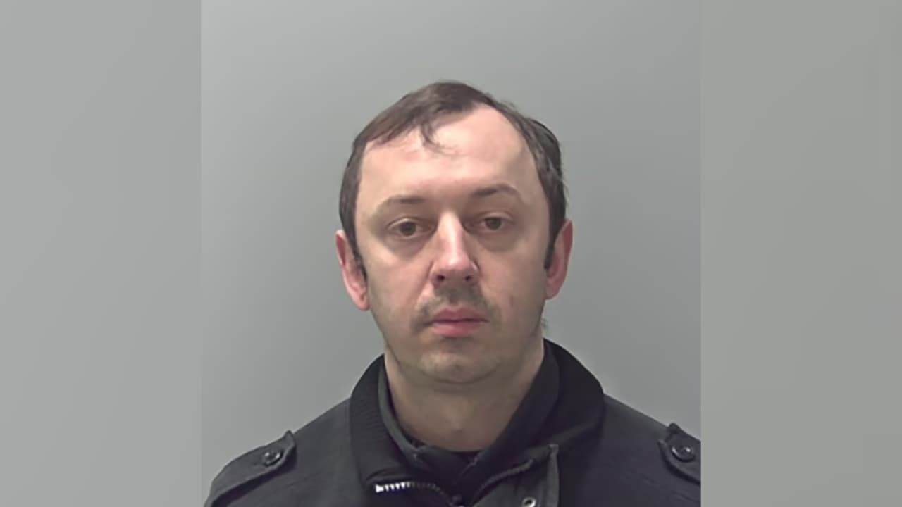 Sentencian a exdirector de escuela pedófilo que escribió guía para "practicar el amor infantil"