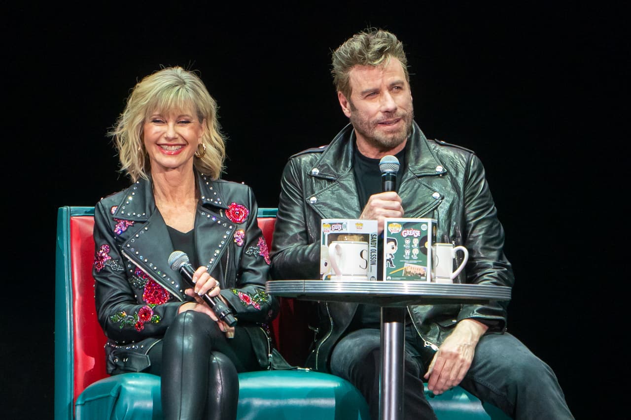 El actor estadounidense 
<b>John Travolta</b> y 
<b><a href="https://www.univision.com/famosos/olivia-newton-john-se-ahoga-en-llanto-cuando-un-fan-le-devuelve-la-chamarra-que-uso-en-grease-fotos">la actriz australiana Olivia Newton-John</a></b> revivieron por algunos minutos sus personajes en la exitosa cinta 'Grease': Danny Zuko y Sandy Olsson, durante un evento celebrado en West Palm Beach, Florida.