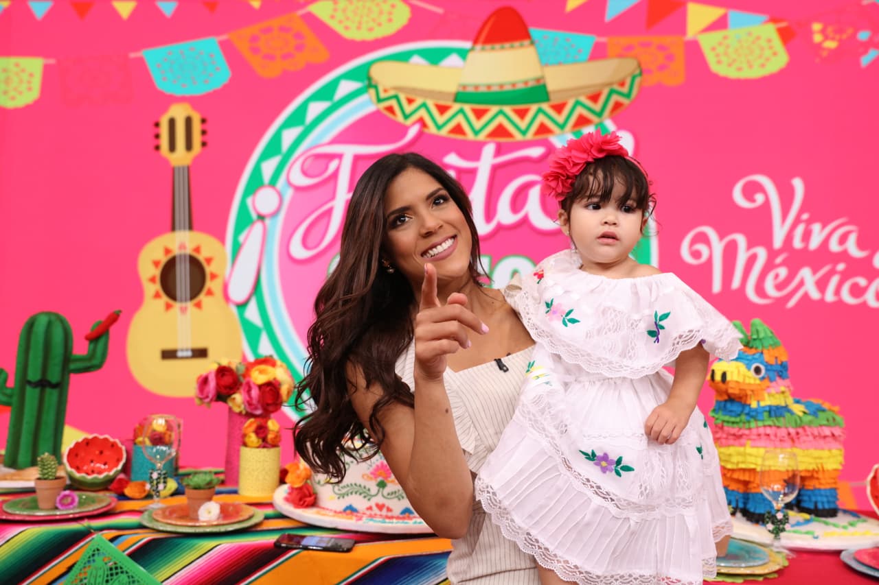 Francisca y Giulietta se alistaban para soplar las velitas de su enorme pastel de cumpleaños.