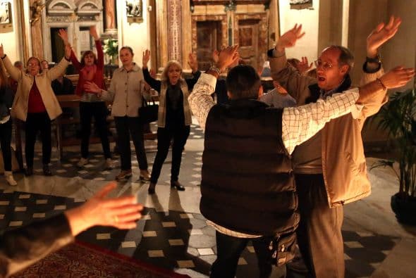Un par de miles de personas, según algunos de los presentes, abarrotaban la iglesia del Gesú, de los jesuitas.