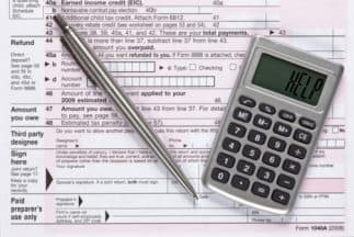 <b>¿Puedo reclamar el crédito por ingreso de trabajo de años anteriores?</b>
<br>De acuerdo con el IRS, los contribuyentes elegibles tienen hasta tres años para reclamar los ingresos. Guamán recomienda verificar con el preparador de impuestos si se solicitó anteriormente. Caso contrario podrías reclamarlos este año y aumentar aún más tu reembolso.
<br>