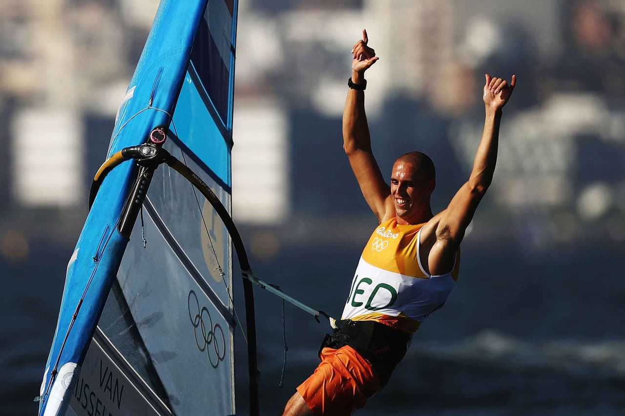 El holandés Dorian van Rijsselberghe ha logrado la medalla de oro en la clase RS:X de los Juegos de Río 2016, en los que el británico Nick Dempsey ha sido plata y el francés Pierre le Coq bronce después de disputarse la 'Medal Race'.