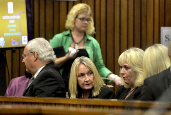 Dijo que Steenkamp murió en sus brazos antes de que llegara la ambulancia. "Sabía que no podían hacer nada por ella".