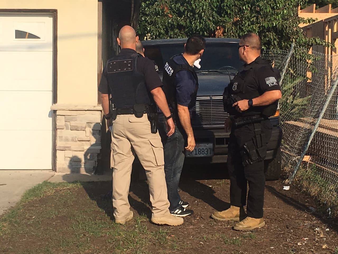 Llamar a la puerta ya no es la primera opción para aproximarse a sus objetivos, pues se corre el riesgo de una reacción violenta y muchos migrantes ya saben que no están obligados a abrirles.