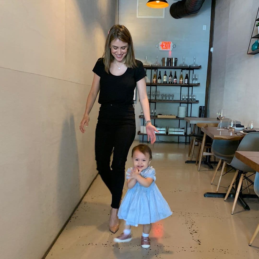 Nuestra querida Carolina Sarassa nos mostró estos pasitos de la hermosa Chloé Sophia. Y ante la emoción de las dos en un momento tan especial, no podemos menos que emocionarnos también y llenarnos de alegría.