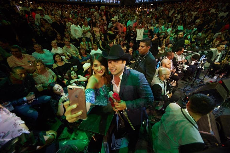 Julión sonreía para las fotos en medio del espectáculo que duró cerca de 3 horas.