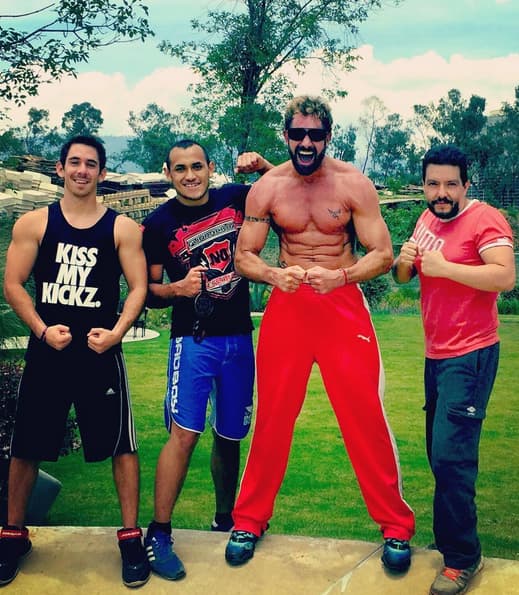 También es fan de algunas artes marciales y de los deportes extremos.