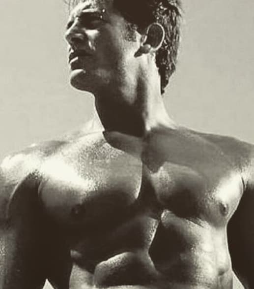 Esas fotos "juguetonas" en la playa entre ambos pusieron en riesgo el matrimonio de Soto con Geraldine Bazán.