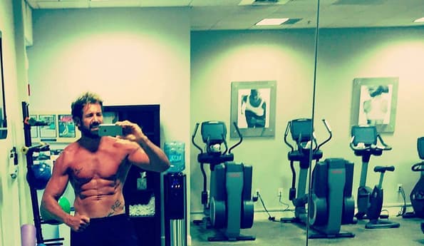 Las horas en el gimnasio han valido la pena. El actor es un bombón y tiene un auténtico abdomen de lavadero que deja a sus fans boquiabiertas.