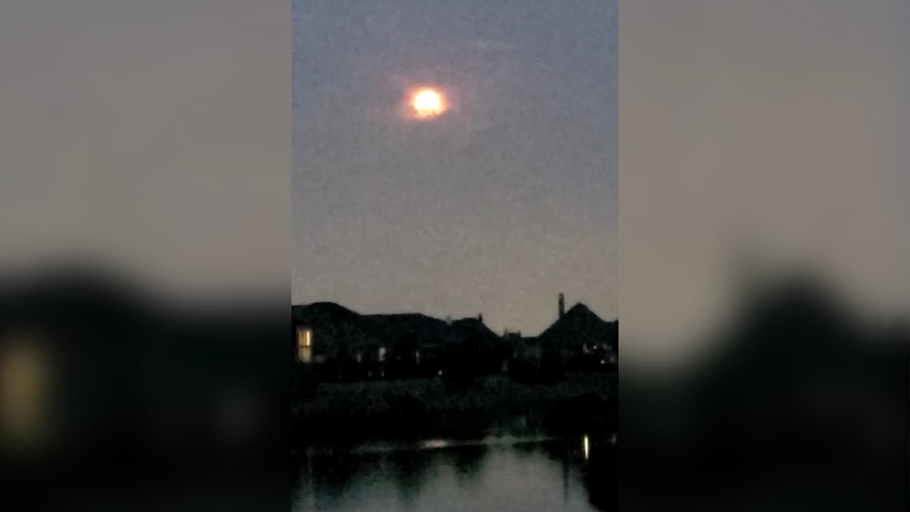 En Houston se pudo apreciar la luna llena a pesar de alguna nubosidad que había en el cielo.