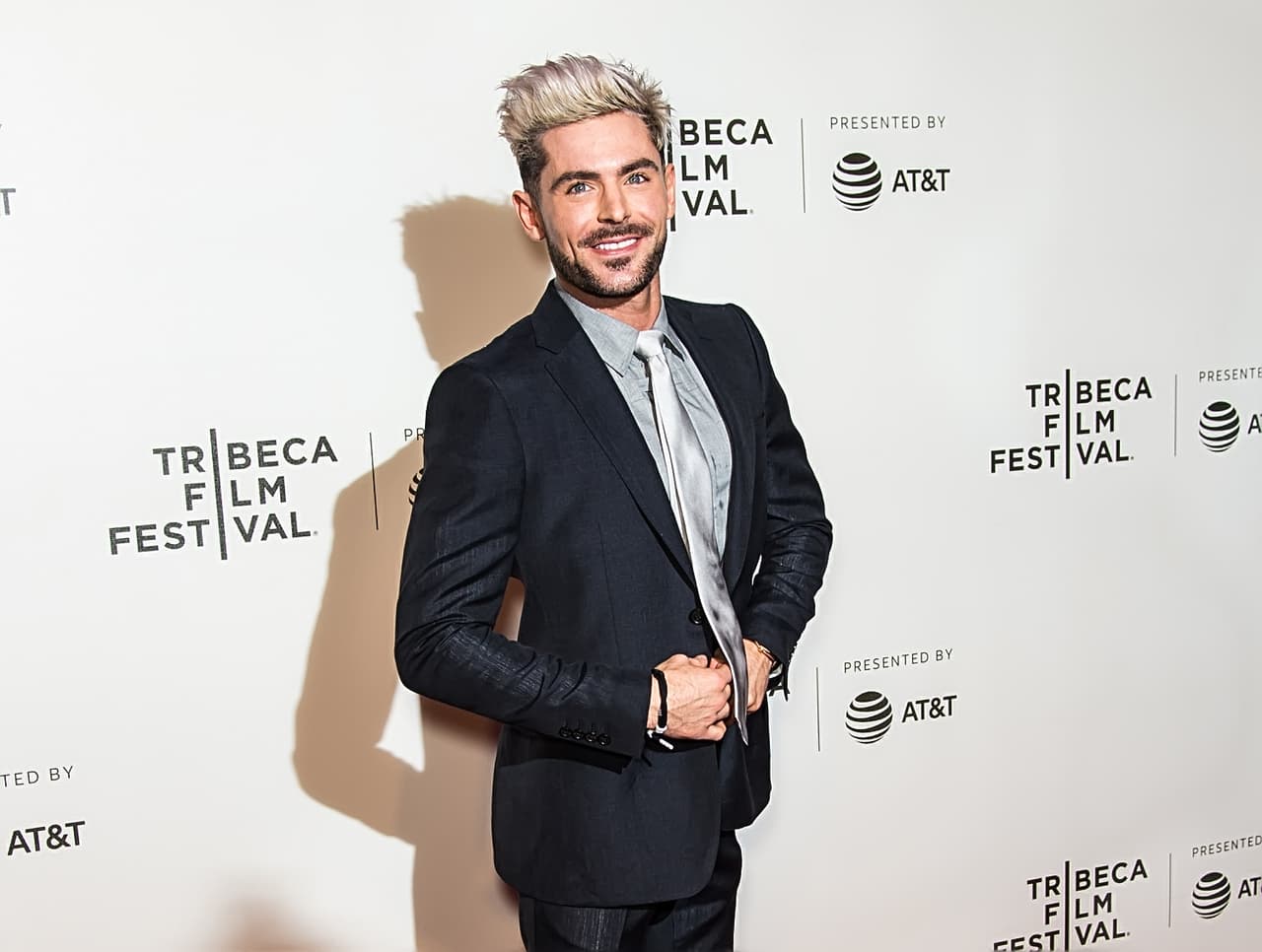 También visitó Mount Hagen, la tercera ciudad más grande de Papúa Nueva Guinea. De acuerdo a los reportes periodísticos, Efron habría enfermado poco después del 16 de diciembre por lo que recibió 
<b><a href="https://www.univision.com/entretenimiento/mascotas-de-famosos/murio-el-perrito-de-zac-efron" target="_blank">tratamiento médico urgente</a></b> en Australia.