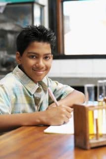 Los niños y jóvenes han descubierto que cuando los profesores ya no están presentes para indicarles horarios y deberes de forma presencial, estudiar en casa puede ser un poco más complicado.
<br>