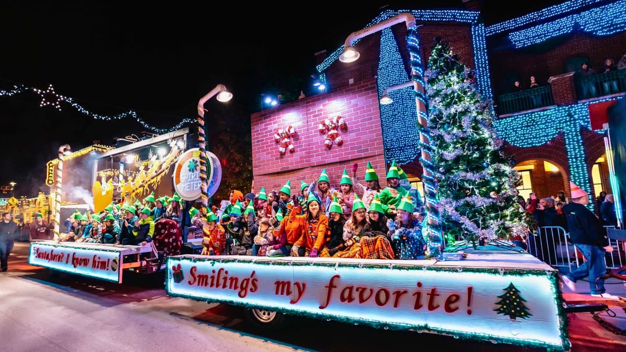 <b>No te pierdas el 45th Annual Parade of Lights</b>
<br>Este espectacular desfile cuenta con 
<b>más de 100 carrozas iluminadas, bandas de música y el tema especial de este año: Juguetes, trenes y bastones de caramelo</b>. ¡Y sí, Santa Claus estará en la última carroza! Llega temprano para asegurar tu lugar en la histórica calle principal y disfrutar de este emocionante evento.
<br>Fecha:
<b> Jueves 5 de diciembre</b>
<br>Hora: 
<b>7:00 p.m.</b>
<br>Dirección: 
<a href="https://maps.app.goo.gl/st5MpzuKeCZRgJ6U9" target="_blank">636 S. Main St.</a>
<br>
<b>Entrada: ¡Gratis!</b>