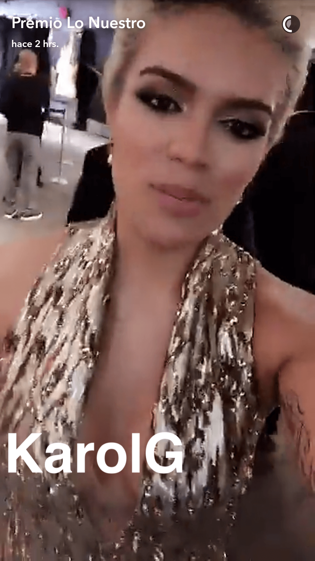 Karol G envía todas las buenas vibras para una velada memorable.