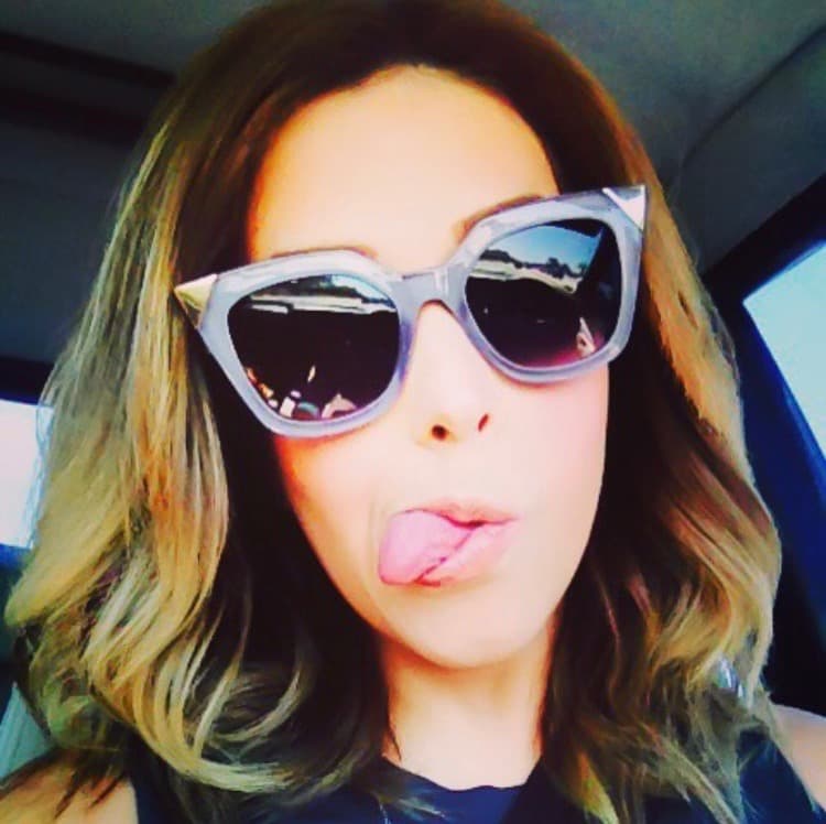 Ella se divierte tomándose 'selfies'.