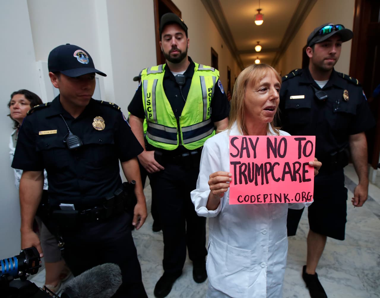 Obamacare sigue viva: republicanos también fracasan al intentar derogar la ley de salud sin un reemplazo
