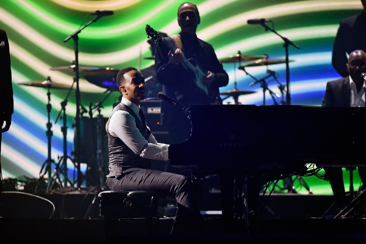 John Legend también subió al escenario para interpretar el clásico 'Easy Like Sunday Morning'.