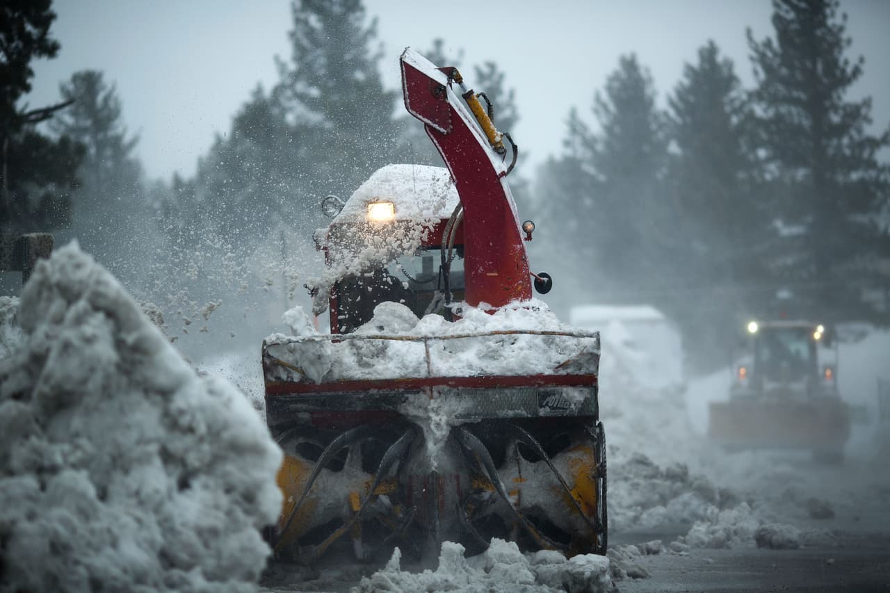 La cantidad de nieve continúa aumentando en el poblado de Mammoth Lakes, a 330 millas de San Francisco, tras el paso de varias tormentas a lo largo de California.