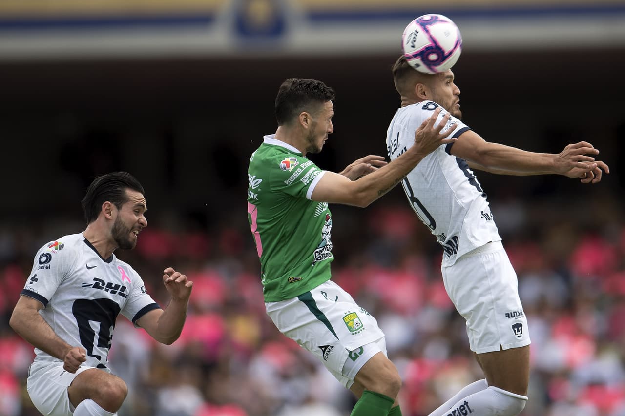 Pumas 1-2 León. Con goles de Macías y Tesillo, para La Fiera; por los locales descontó Carlos González.