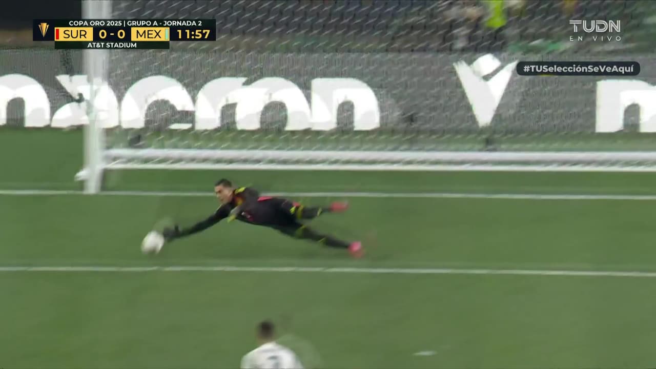 ¡Atajadón de Malagón! El arquero evita el primero de Surinam