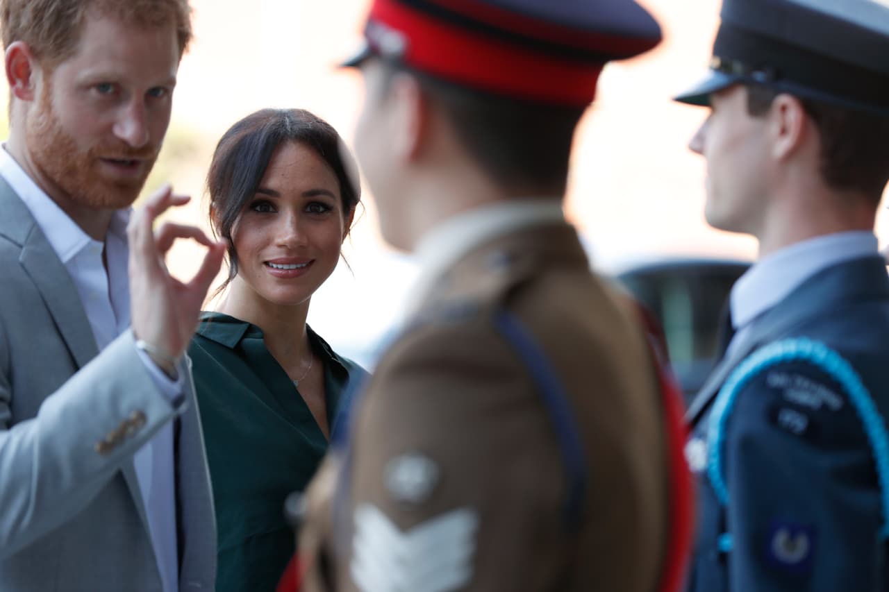 Ya de salida, con este gesto parecería indicar que todo salió 'ok'. Agradecidos, ambos emprendieron el viaje de regreso a casa.