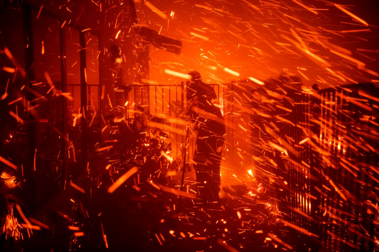 Bomberos del Departamento de Los Ángeles (LAFD) están luchando contra un nuevo incendio de maleza que inició en la tarde de este viernes en una zona residencial de El Sereno, a unas 10 millas del centro de Los Ángeles.