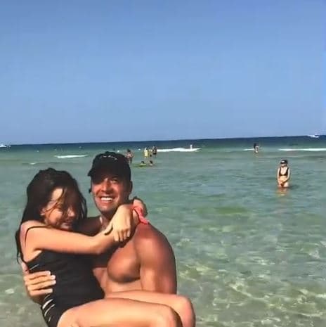 Agregó que este anillo también es parte de una "promesa que siempre he tenido de apoyarte y estar ahí por ti en esta vida y en la que sigue. ¡Nos escogimos!".