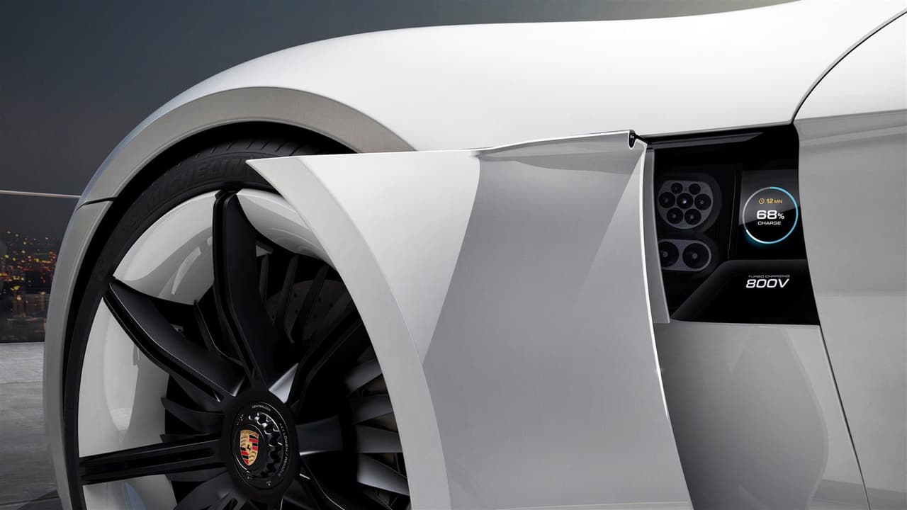 El principal avance de la versión de producción del Porsche Mission E es que vendrá equipado con capacidad de carga rápida de 800V. En términos prácticos esto significa que el auto podrá obtener la carga necesaria para lograr una autonomía de
<b> 250 millas en solo 20 minutos</b>. Para tener un punto de comparación, la capacidad del ‘Supercharger’ de Tesla es de 480V.