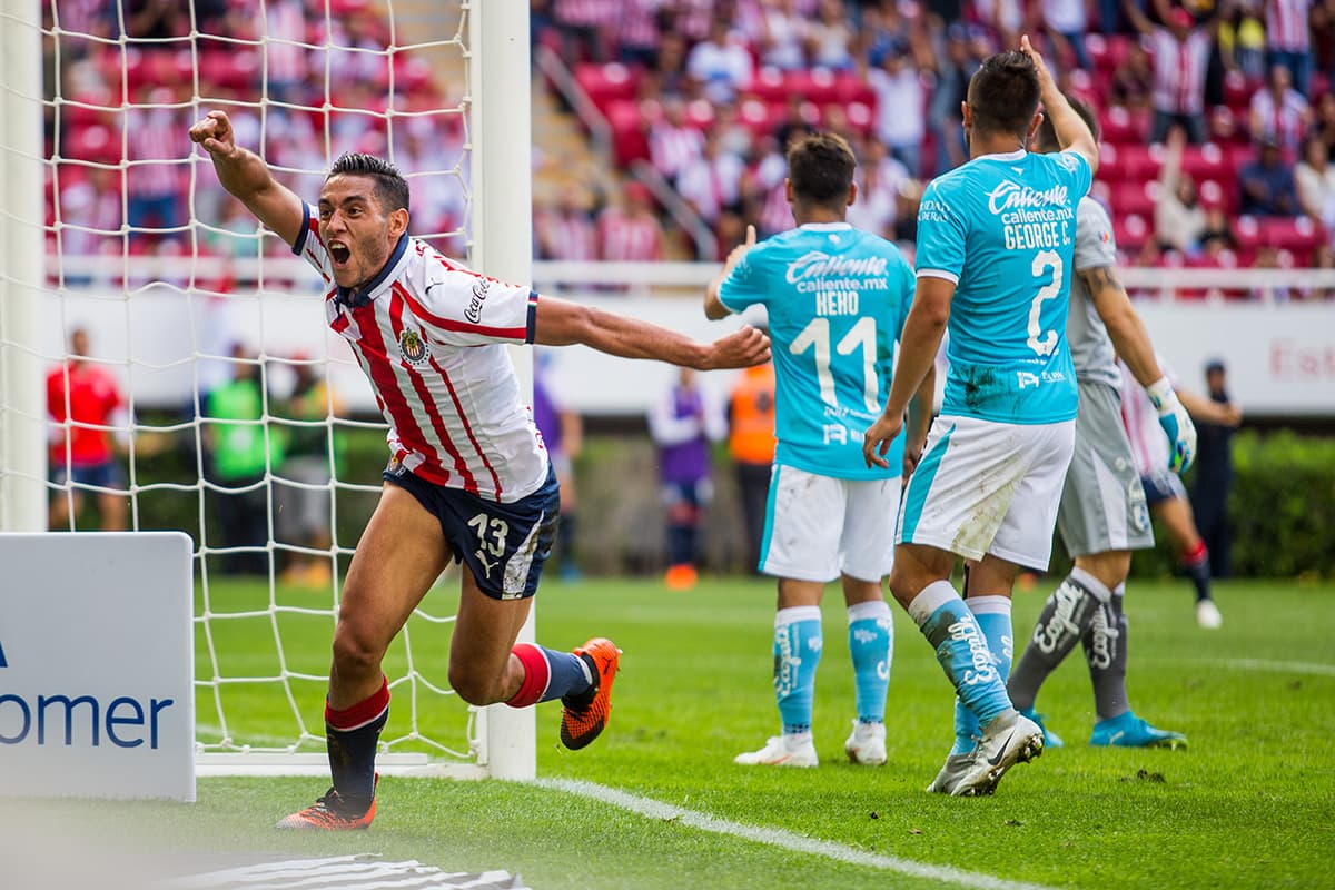El primer gol del partido lo marcó Alan Pulido (izquierda) de tiro penal al 84' para Chivas.