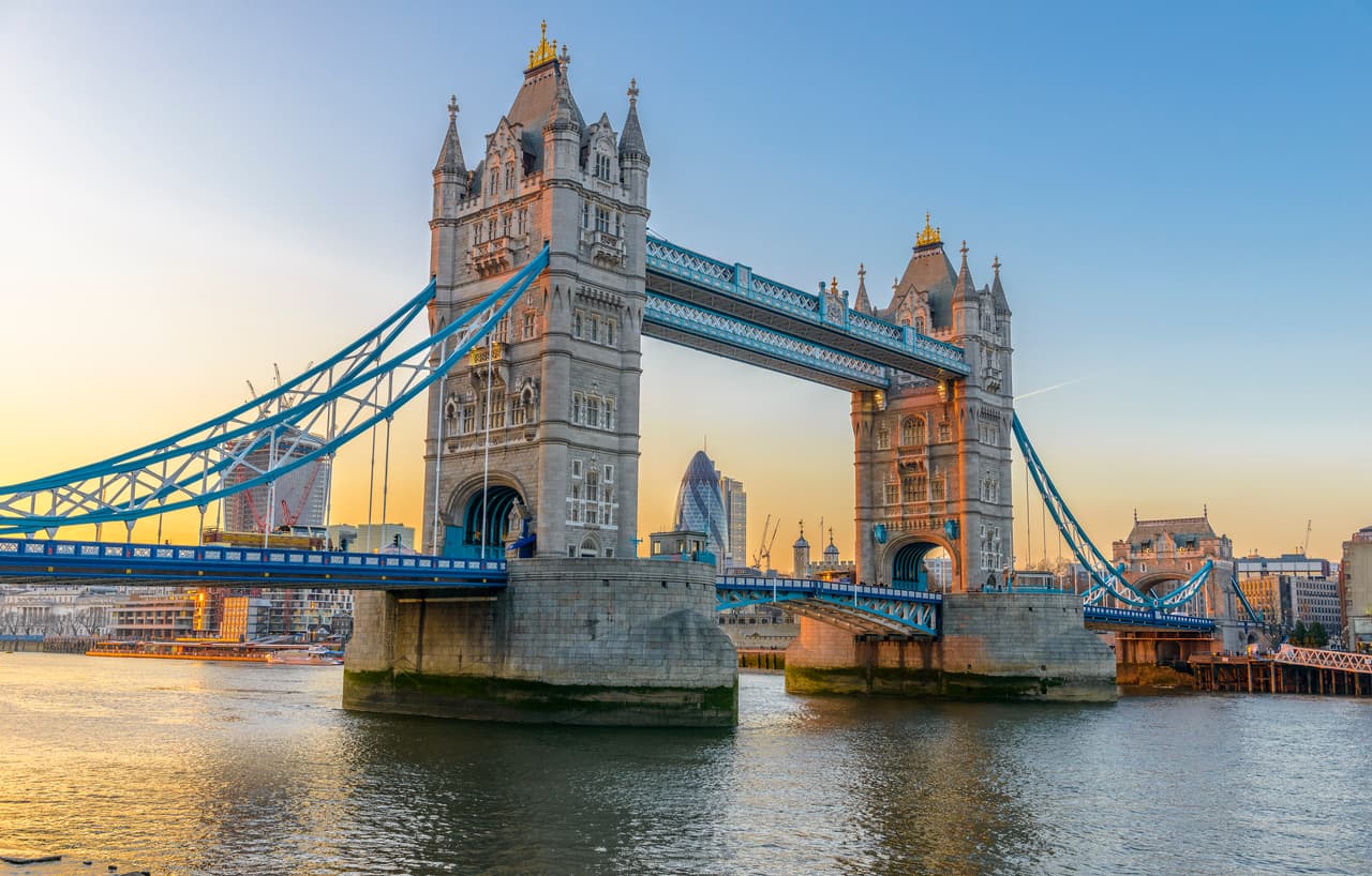 <b>Puente de la Torre.</b>
<br>
<br>Este edificio de más de 125 años es uno de los puntos más emblemáticos de Londres, Reino Unido. En la parte superior el piso es de vidrio, lo que permite a los visitantes desafiar el miedo a las alturas.
<br>