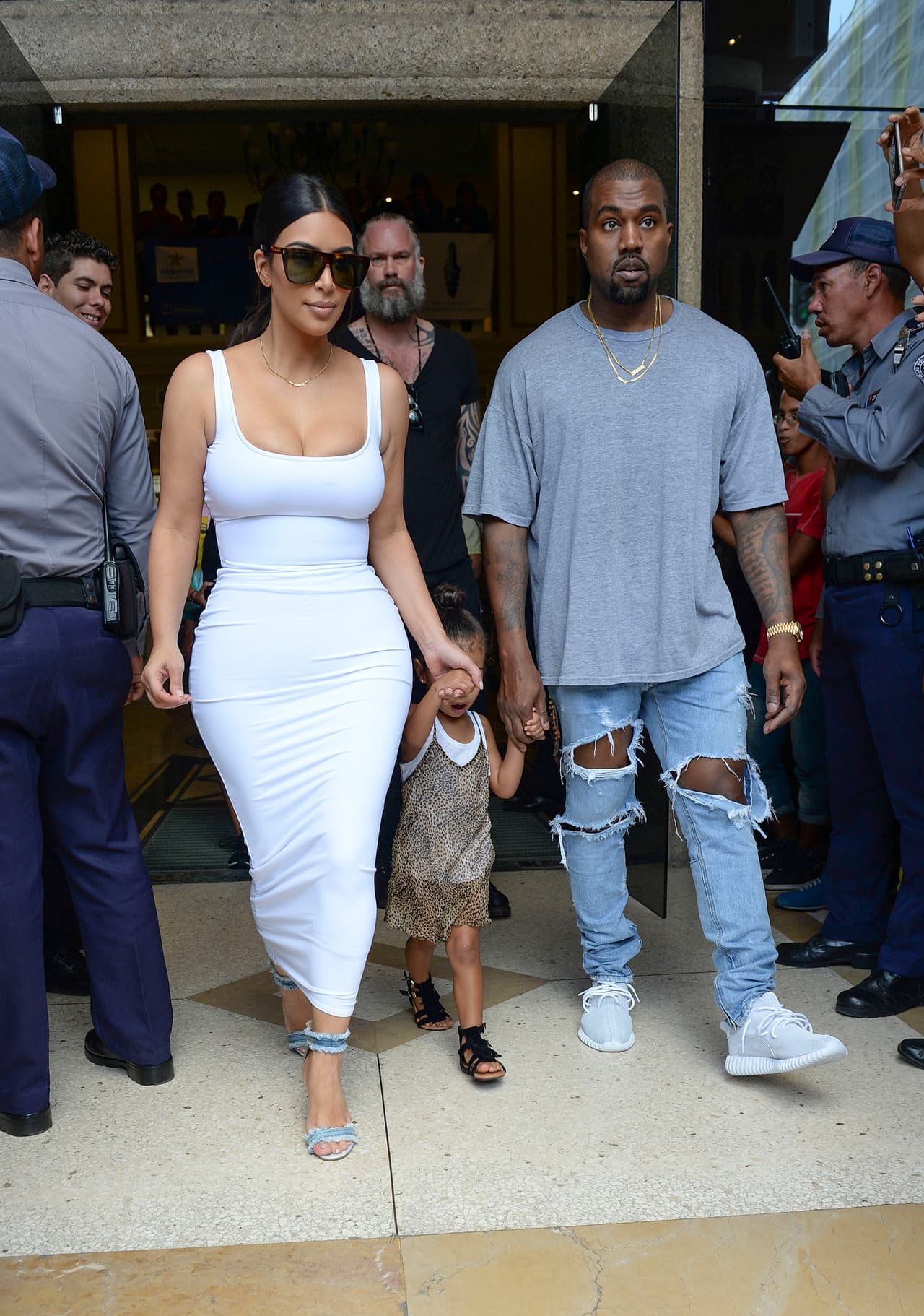 Antes de subirse a los autos, al salir de su hotel.