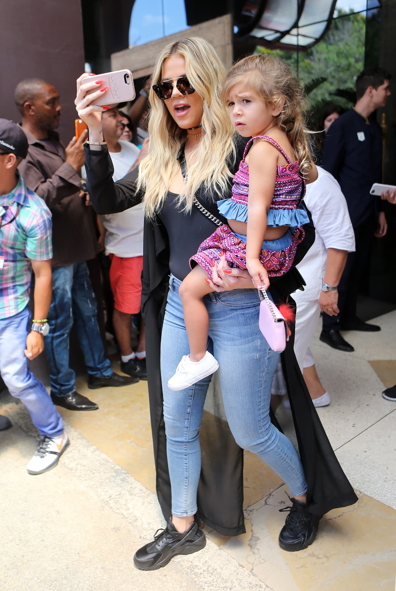 Khloé cargaba a la pequeña Penelope.