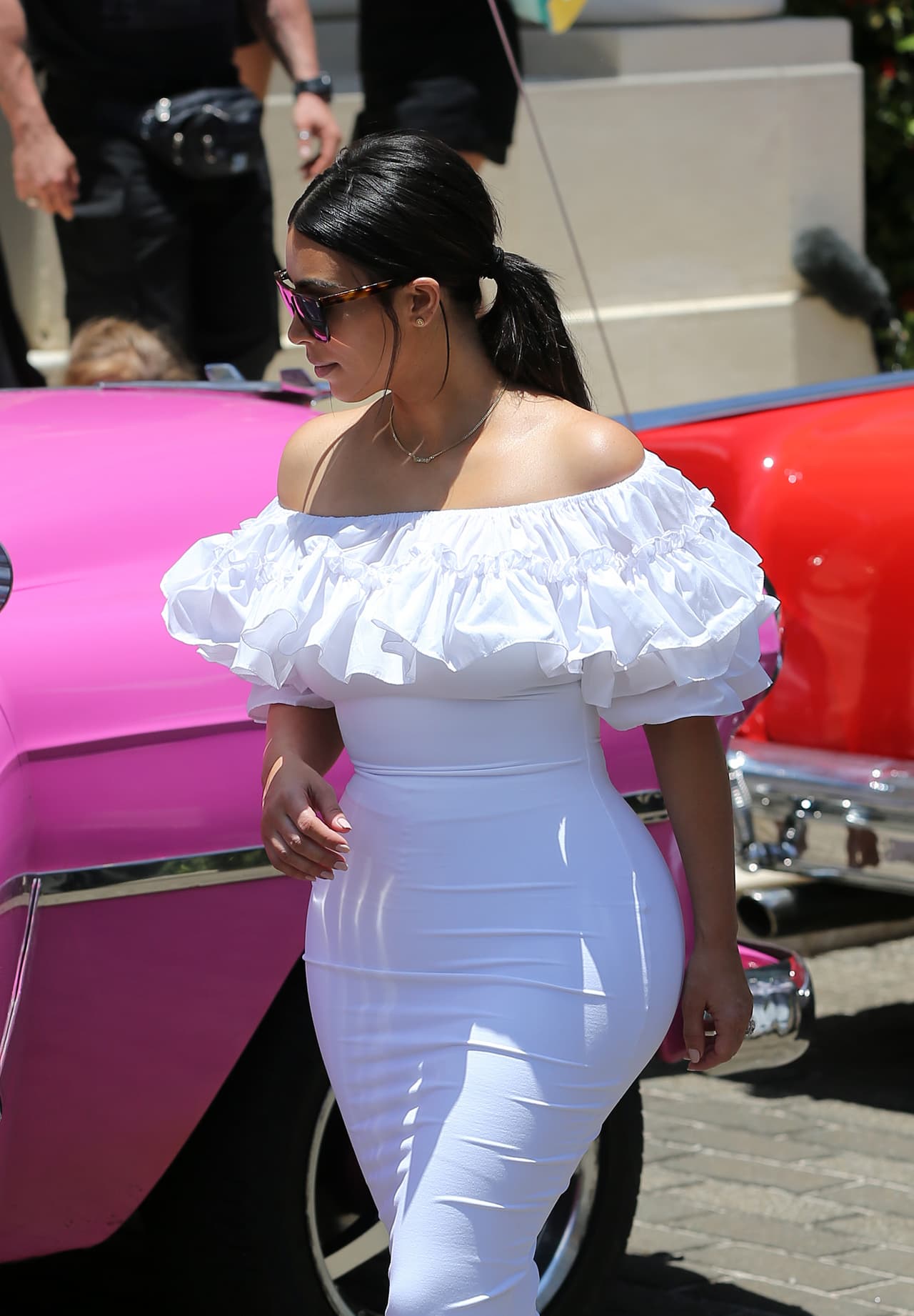 Kim lució un vestido blanco que resaltaba sus curvas.