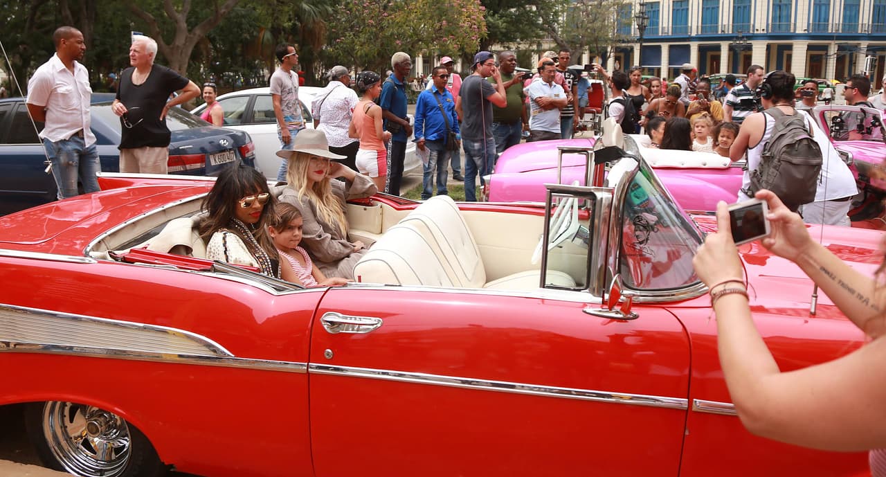 Las hermanas se juntaron en dos convertibles clásicos.