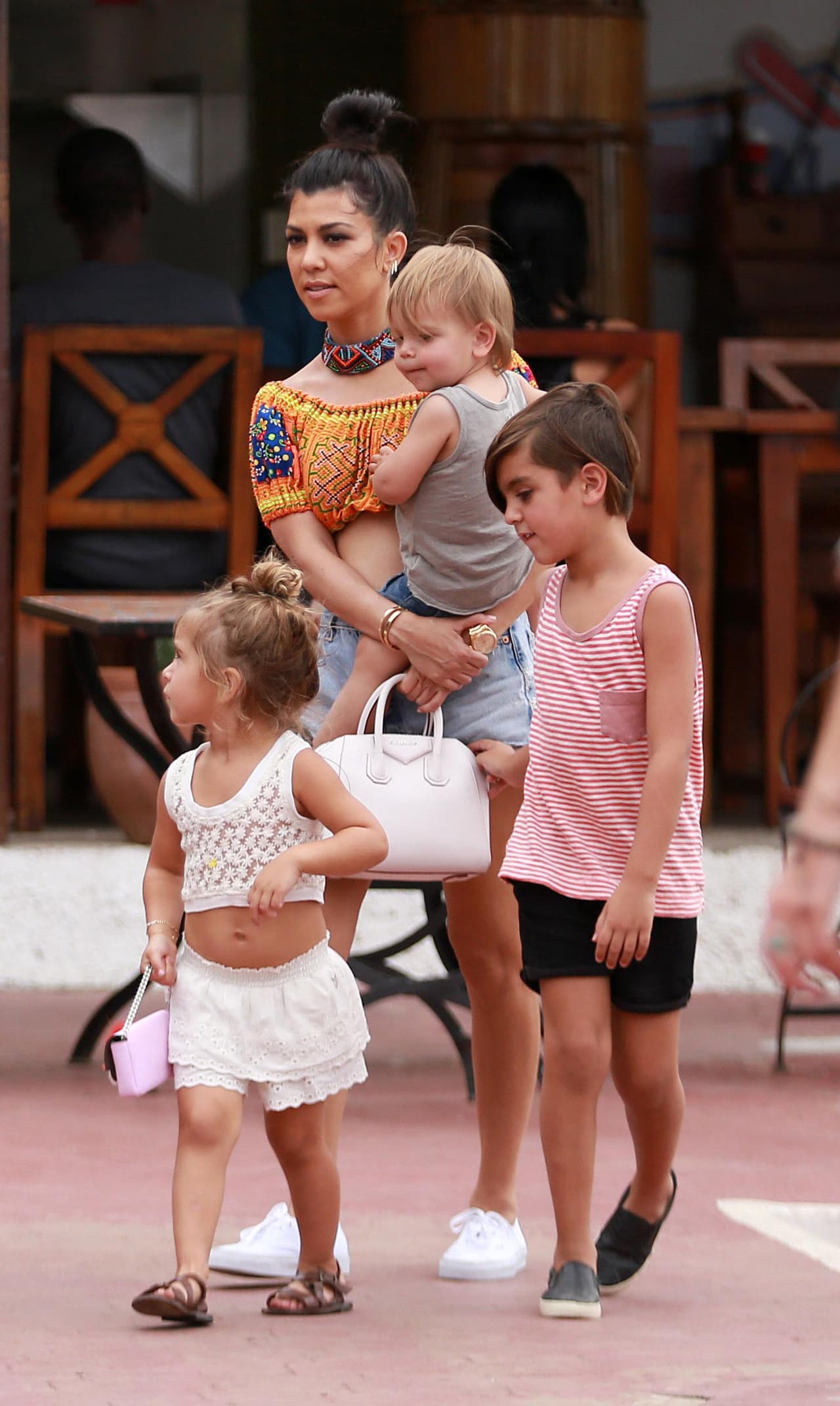 Kourtney con sus tres hijos, Mason, Penelope y Reign.