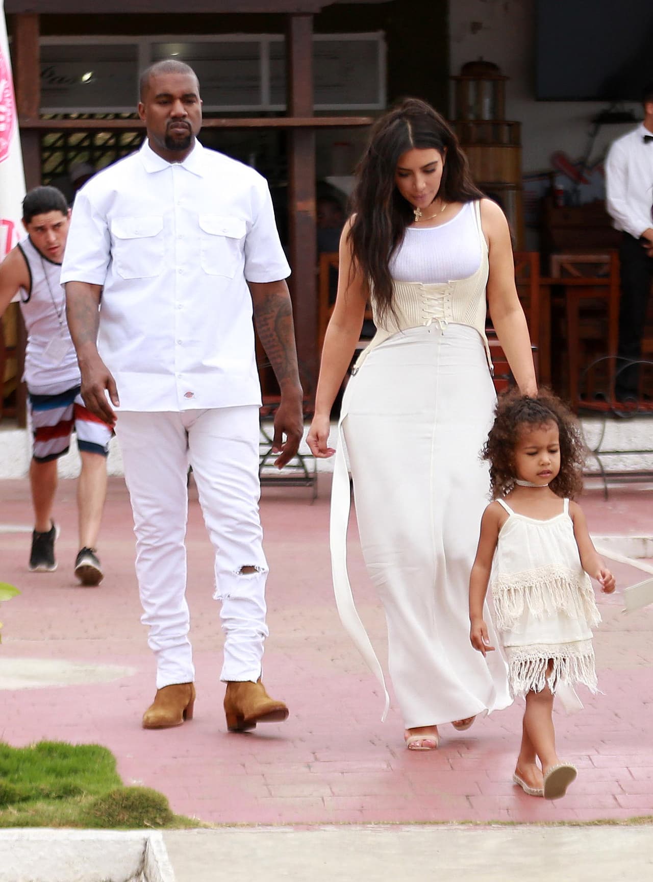 Los tres vestidos de blanco.