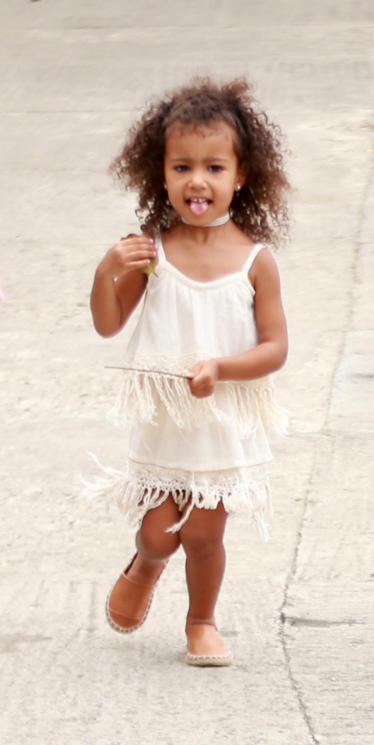 Nori con otro atuendo playero, muy juguetona.