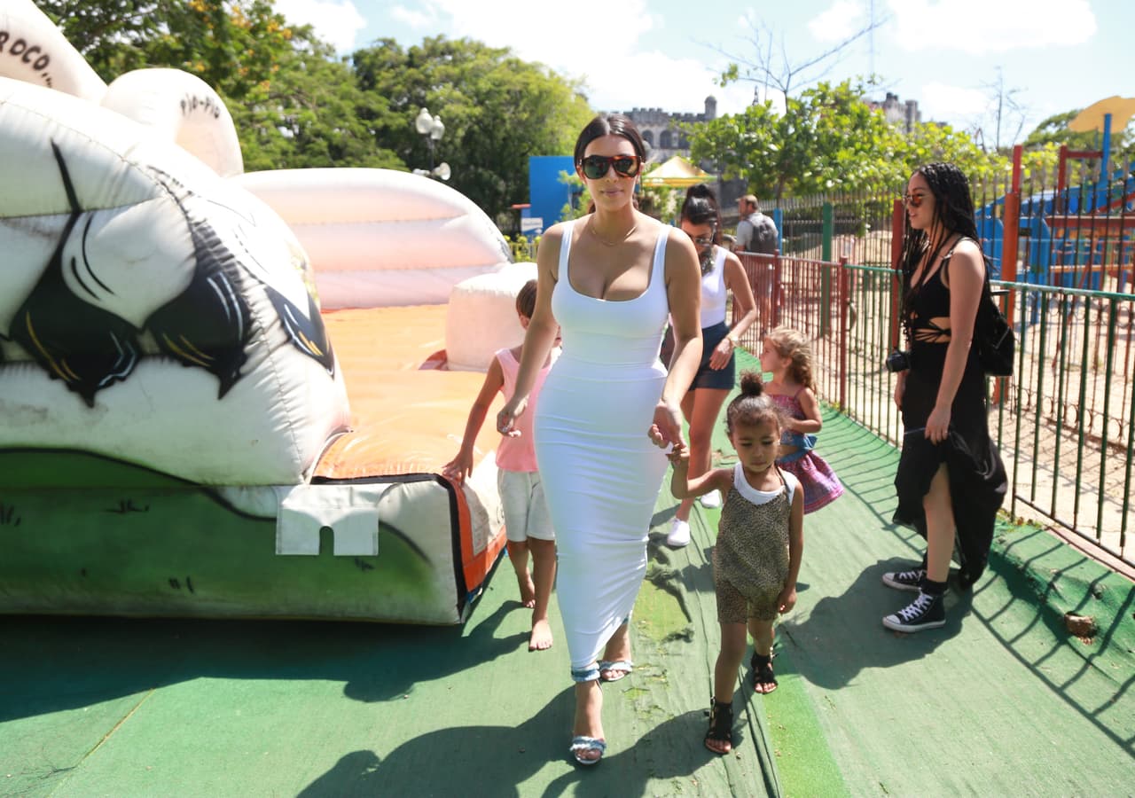 También recorrieron otros juegos infantiles en el parque.