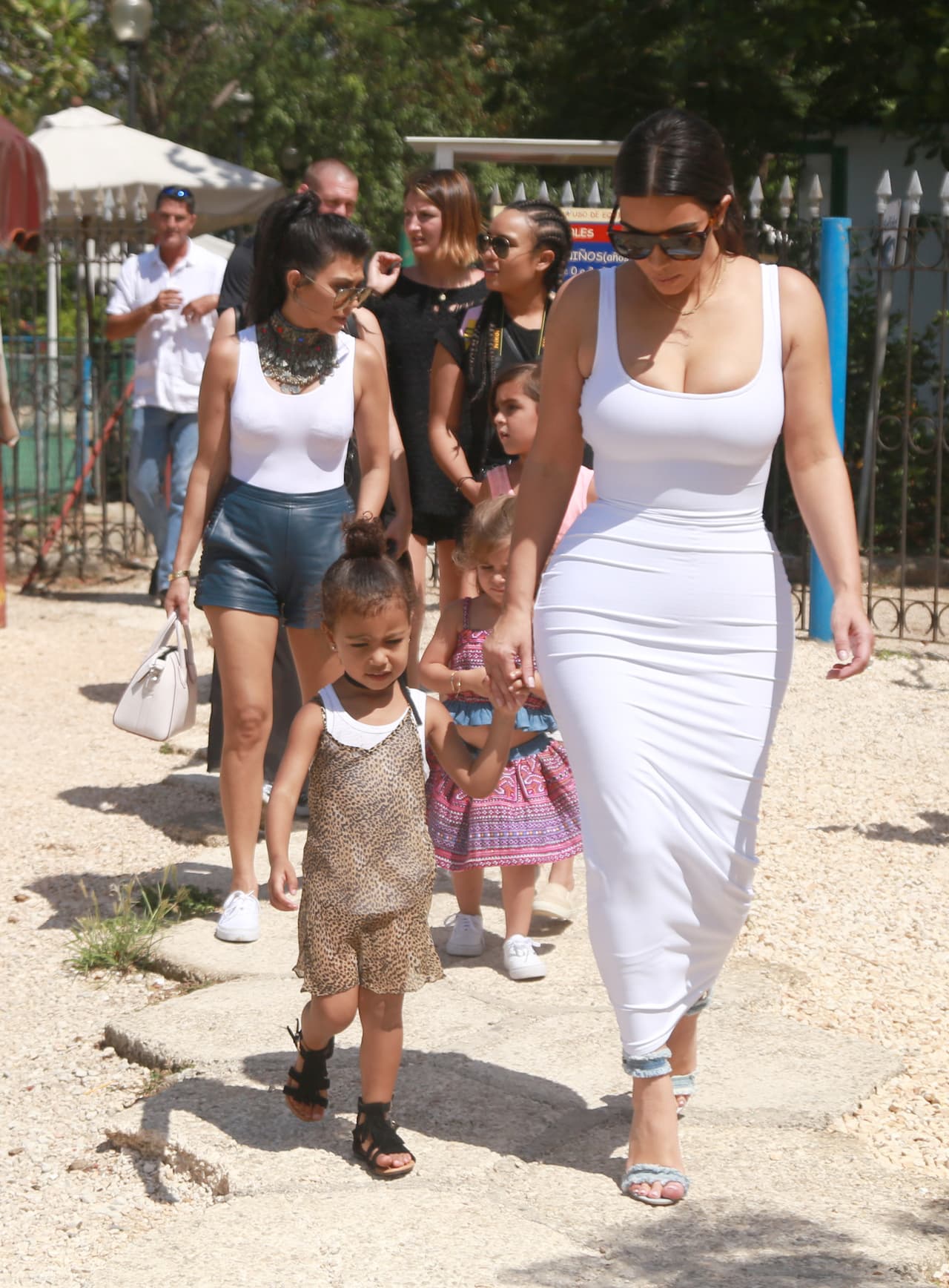 Pero la tercera de los Kardashian reconoce que tiene competencia; sus sobrinas, 
<b><a href="https://www.univision.com/entretenimiento/hijos-de-famosos/north-west-celebra-su-cumpleanos-en-disney-fotos#ddfc7b0b000d">North</a> </b>(4 años) y 
<b><a href="https://www.univision.com/entretenimiento/kim-kardashian-y-kanye-west-revelan-el-nombre-de-su-bebe-pero-no-explican-por-que-la-llamaron-asi">Chicago</a> </b>(4 meses), las hijas de Kim Kardashian y el rapero Kanye West.