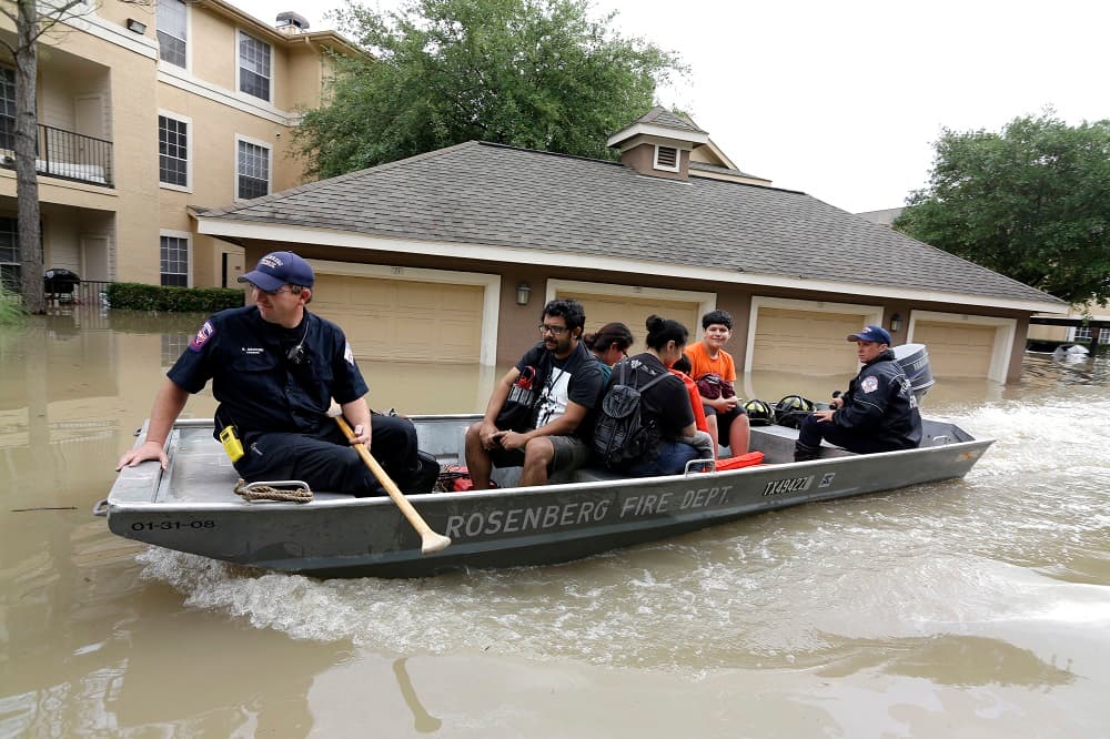 Las previsiones meteorológicas anuncian que la lluvia seguirá en los próximos días. Este martes aún residentes eran obligados a evacuar sus casas.