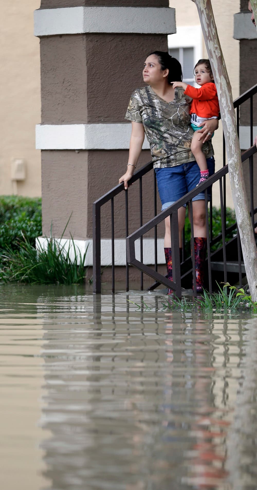 El Gobernador de Texas Gregg Abbott declaró nueve condados como áreas de desastre. Los condados son: Austin, Bastrop, Fort Bend, Colorado, Grimes, Harris, Montgomery, Waller y Wharton.