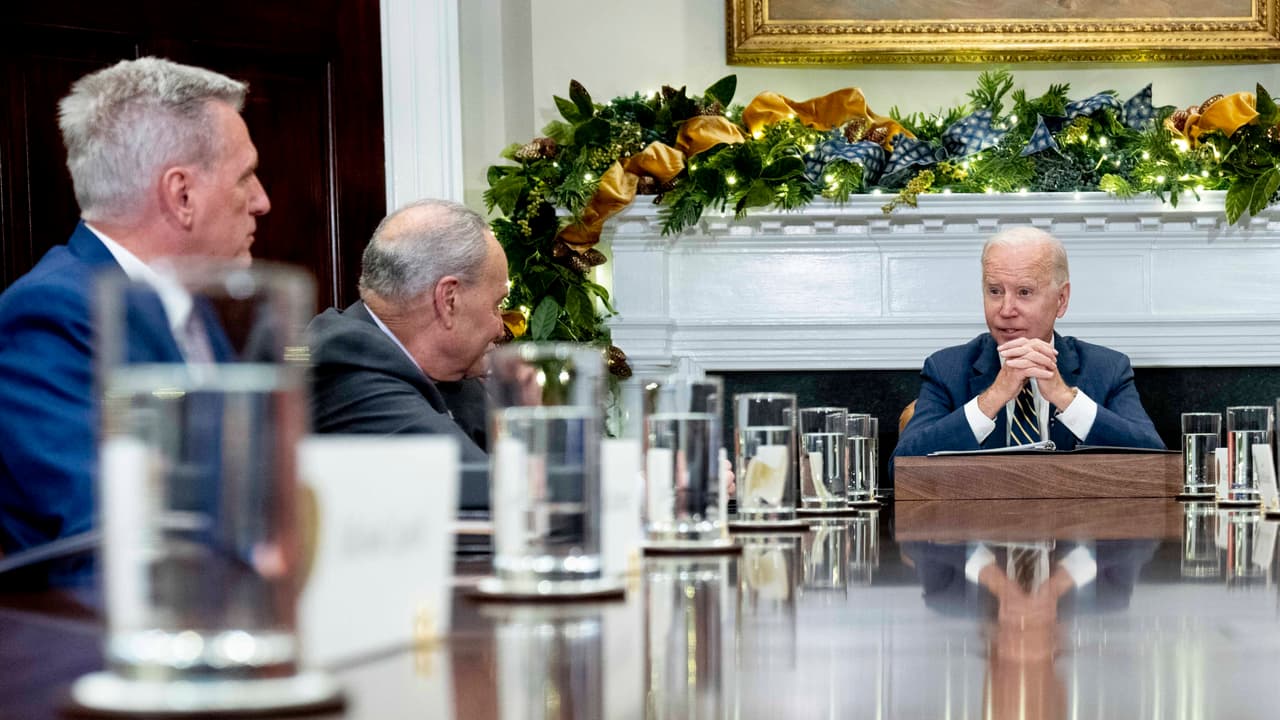 Qué pueden hacer con el 'techo de la deuda' Biden y McCarthy en su reunión en la Casa Blanca